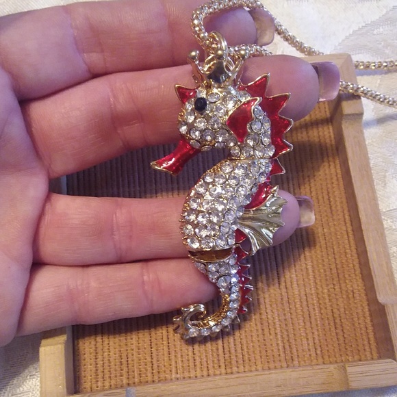 Red rhinestone seahorse statement necklace - Picture 5 of 6